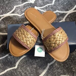 NWT Universal Thread Dez Sandal